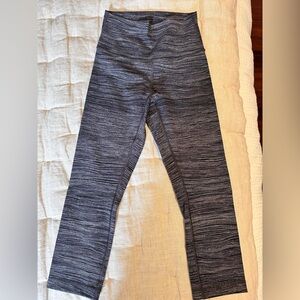 Lululemon wonder under cropped leggings, size 4 black and white lux stream